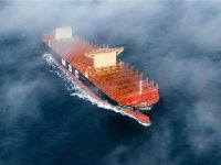 全球最大级别集装箱船在沪交付，比目前世界最大航母长60多米