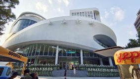 上海影城破“阶”，市中心的公共空间这样“挤出来”