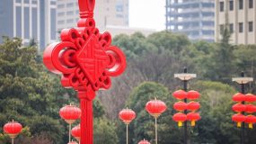 六米高“中国结”亮相人民广场，上海的迎新氛围越来越浓