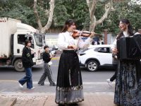 音乐家边走边演，游人一路跟随聆听，百年马路因“上海之春”浸润音乐之声